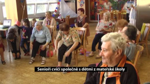 Senioři cvičí společně s dětmi z mateřské školy