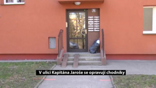 V ulici Kapitána Jaroše se opravují chodníky