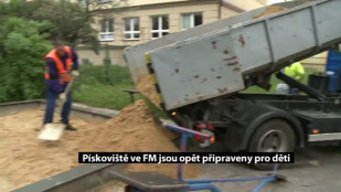 Pískoviště jsou opět připravena pro děti