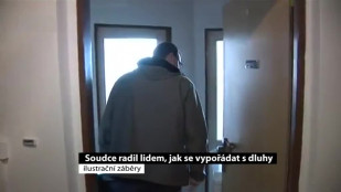 Soudce radil lidem, jak se vypořádat s dluhy