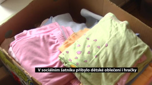 V sociálním šatníku přibylo dětské oblečení i hračky