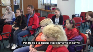 Pan Holba a vodící pes Pedro navštívili knihovnu