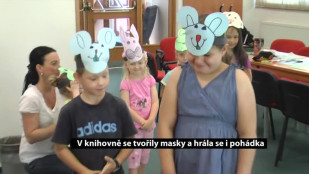 V knihovně se tvořily masky a hrála se i pohádka