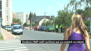 Strážníci MěP měří rychlost aut na cestách ve městě