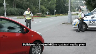 Policisté střízlivým řidičům rozdávali nealko pivo