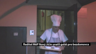 Ředitel MěP Nový Jičín uvařil guláš pro bezdomovce