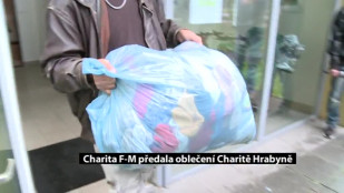 Charita F-M předala oblečení Charitě Hrabyně