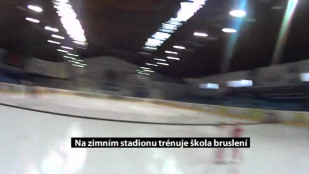 Na zimním stadionu trénuje škola bruslení