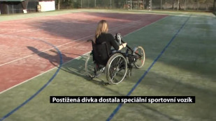 Postižená dívka dostala speciální sportovní vozík