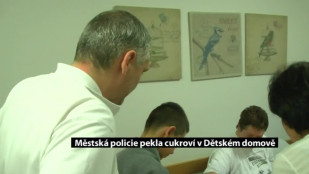 Městská policie pekla cukroví v Dětském domově