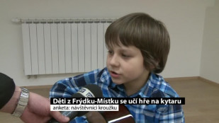 Děti z Frýdku-Místku se učí hře na kytaru