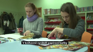 V karvinské knihovně vyráběli papírové baňky