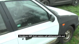 Strážníci MP čistí město od odstavených aut