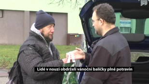 Lidé v nouzi obdrželi vánoční balíčky plné potravin