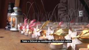 Také v Orlové se rozdávalo Betlémské světlo