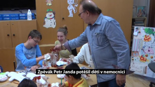 Zpěvák Petr Janda potěšil děti v nemocnici