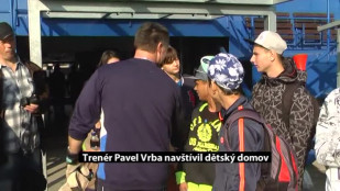 Děti z dětského domova navštívil fotbalový trenér Pavel Vrba