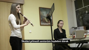 Školáci přinesli hudební dárek seniorům