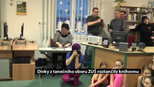 Dívky z tanečního oboru ZUŠ roztančily knihovnu