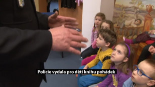 Děti dostaly od policie knížku pohádek s pravdivými úříběhy