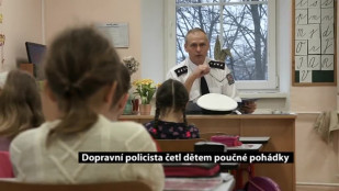 Dopravní policista četl dětem poučné pohádky