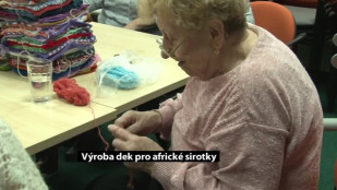 Karvinská ZŠ Školská vyráběla deky pro africké sirotky