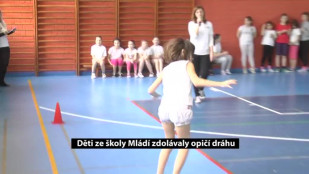 Děti ze školy Mládí zdolávaly opičí dráhu