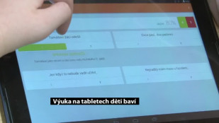 Výuka na tabletech děti ze ZŠ Prameny baví