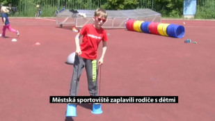 Městská sportoviště zaplavili rodiče s dětmi