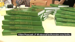 Vilém Przeczek z F-M věnoval knihovnám svou knihu