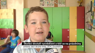 Školáci dostali vysvědčení a těší se na prázdniny