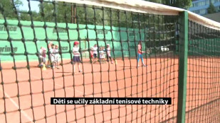 Děti se učily základní tenisové techniky