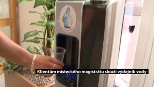 Klientům místeckého magistrátu slouží výdejník vody