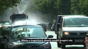 Město v tropických dnech osvěží kropicí vůz