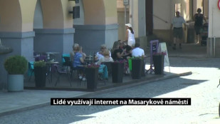 Lidé využívají internet na Masarykově náměstí