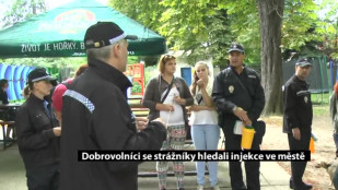 Dobrovolníci se strážníky hledali injekce ve městě