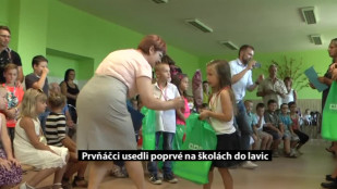 Malí prvňáci usedli na školách poprvné do lavic