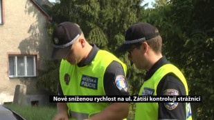 Nově sníženou rychlost na ul. Zátiší kontrolují strážníci