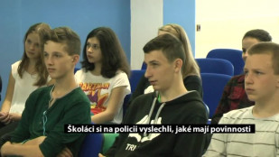 Školáci si na policii vyslechli, jaké mají povinnosti