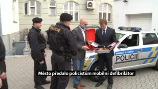 Město F-M předalo policistům mobilní defibrilátor