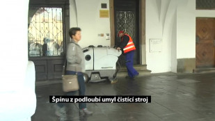 Špínu z podloubí umyl čistící stroj