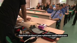 Karvinští strážníci mají nově k dispozici defibrilátor