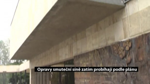 Opravy smuteční síně zatím probíhají podle plánu