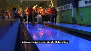 Členové Svazu tělesně postižených z Karviné, Ostravy a Bohumína si zahráli bowling