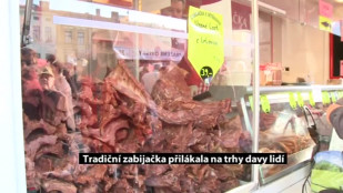 Tradiční zabijačka přilákala na trhy davy lidí