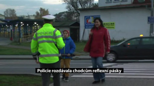 Policie rozdávala chodcům reflexní pásky