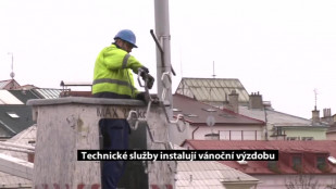 Technické služby F-M instalují vánoční výzdobu