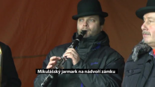 Mikulášský jarmark na nádvoří zámku