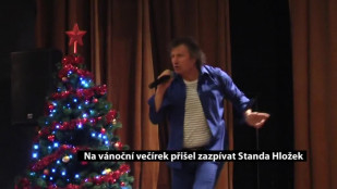 Na vánoční večírek přijel zazpívat Standa Hložek
