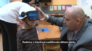 Radnice nadělovala dětem vánoční dárky